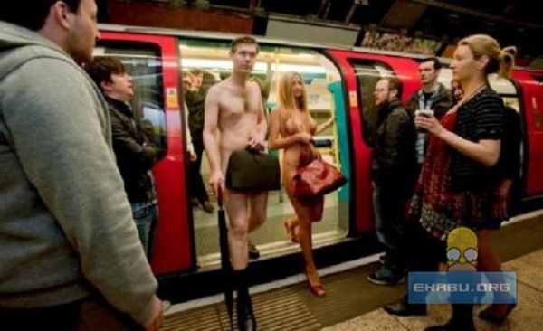 Голые клерки в метро Лондона