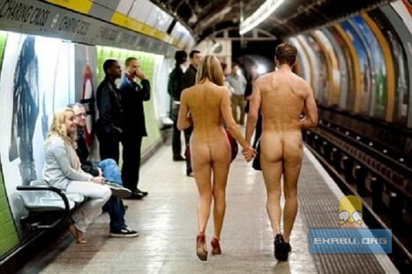 Голые клерки в метро Лондона