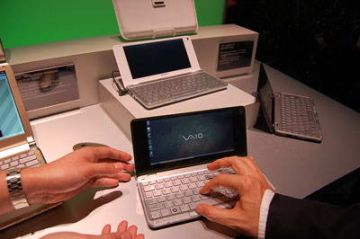 Карманный нетбук Sony Vaio P в действии Карманный нетбук Sony Vaio P в действии